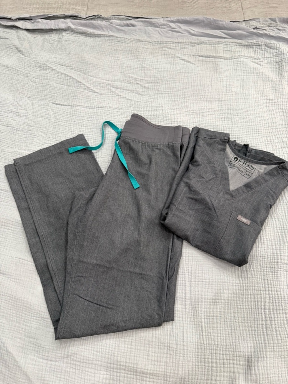 Figs Heather Gray V-Neck Scrub Top + Pants